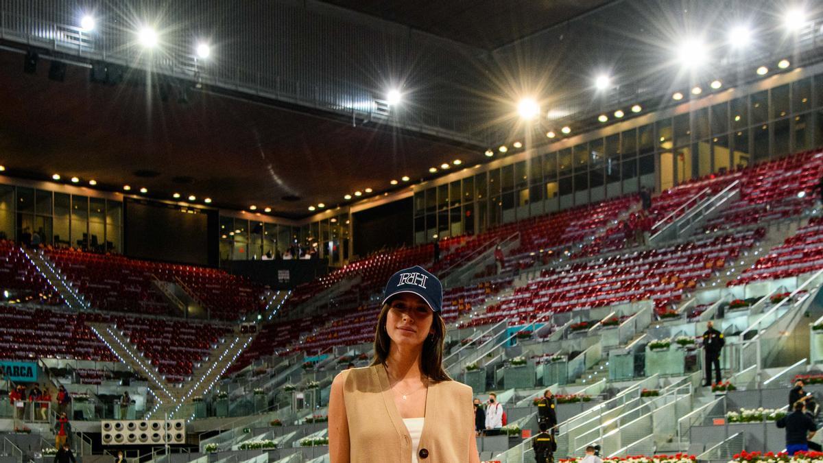 Sandra Gago con pantalón culotte blanco y chaleco beige