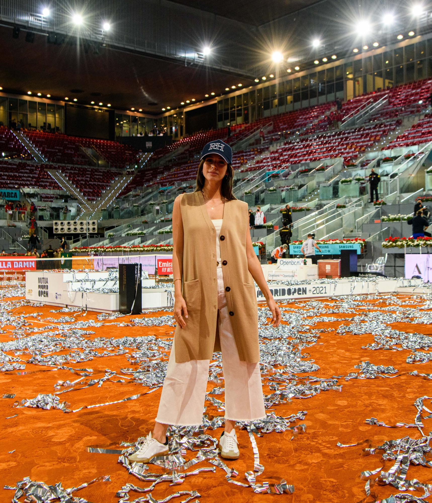 Sandra Gago con pantalón culotte blanco y chaleco beige