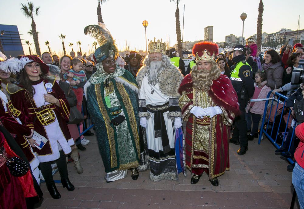 Los Reyes Magos reparten ilusión por la ciudad de Alicante.