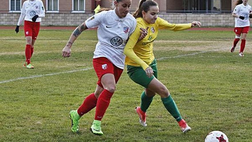 Dos jugadoras, una del Santa Marta y otra del Caja Rural, luchan por hacerse con el balón.