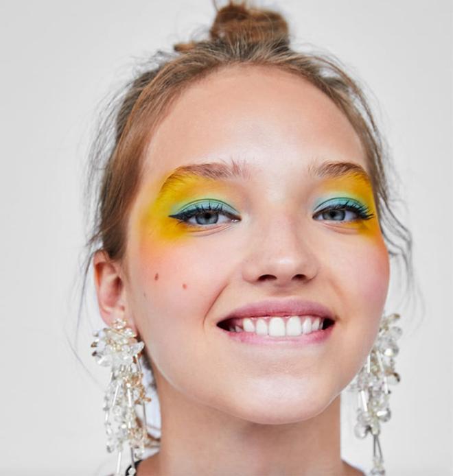 Sombra más colorete, la tendencia de maquillaje de Zara