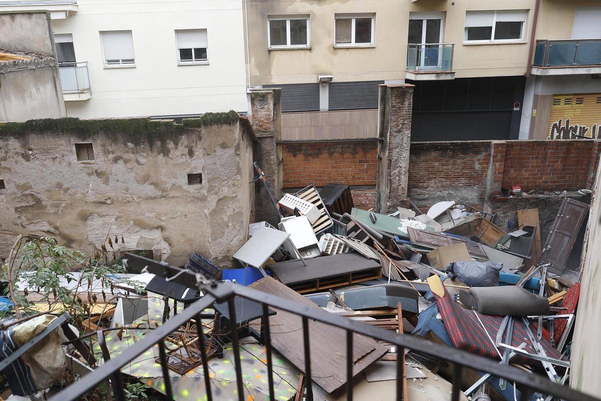 Les fotos de l'enderroc de l'edifici desocupat al carrer Tomàs Mieres de Girona