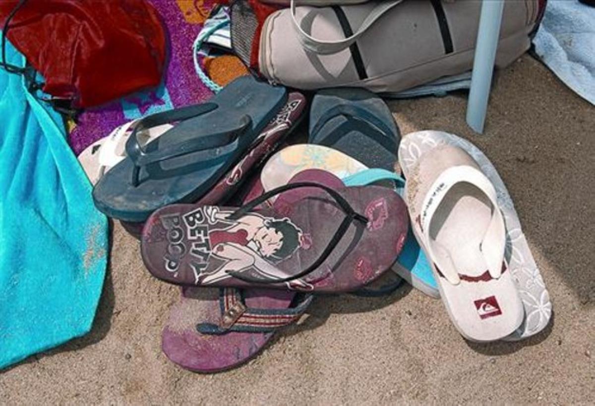 A la dreta, les sandàlies de Sara Hubble, Tara Koellner i Annabelle Lee, tres amigues australianes de vacances per Europa. A la dreta, les sandàlies de Sara Hubble, Tara Koellner i Annabelle Lee, tres amigues australianes de vacances per Europa.