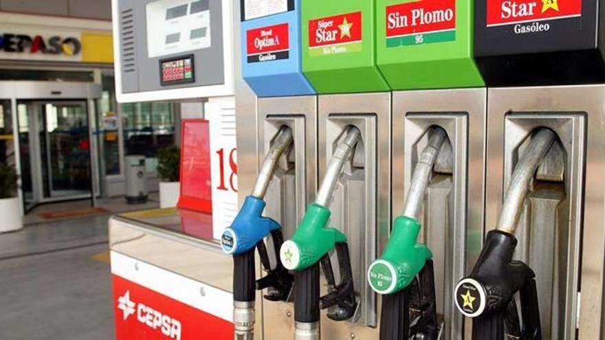 El poste de una estación de servicio con los diferentes combustibles que los conductores tienen a su disposición.