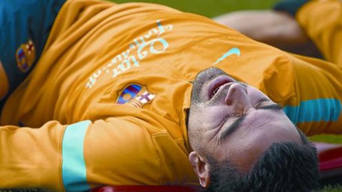 Xavi hace estiramientos durante el entrenamiento de ayer.