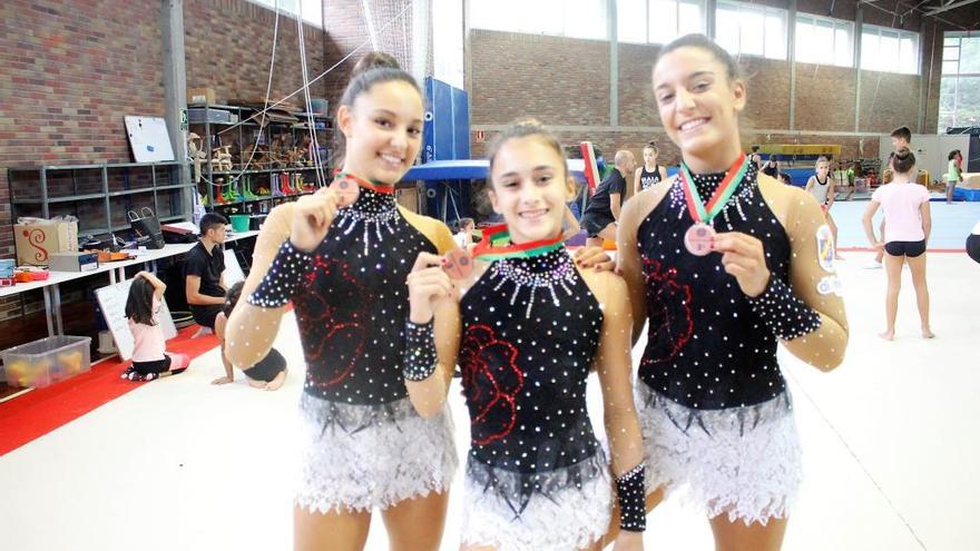 Las gimnastas, con sus medallas. // M. Clavero