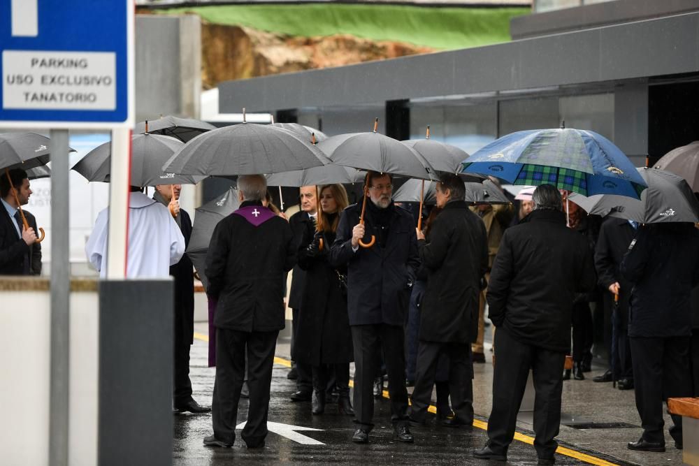 Grandes nombres de la política arropan a Rajoy en el entierro de su hermana en Pontevedra