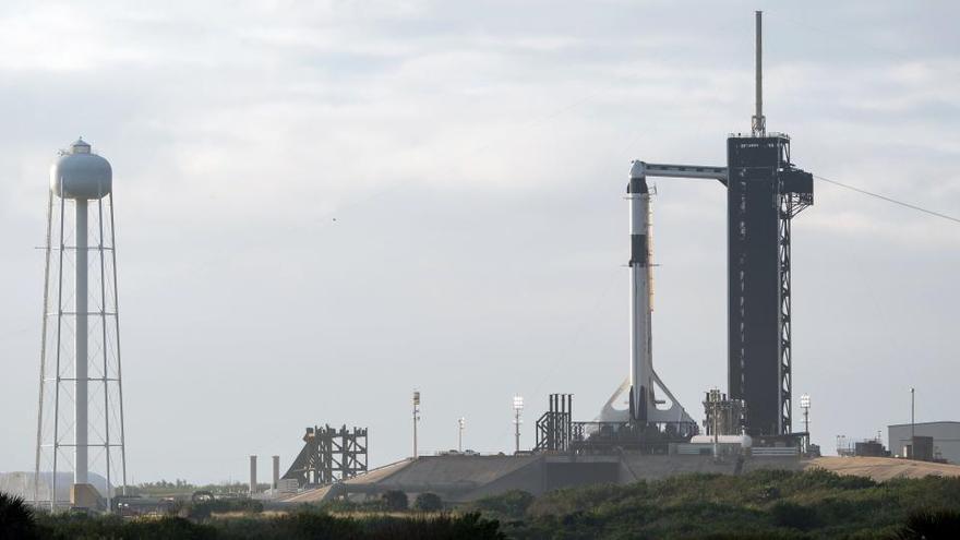 Fotografía cedida por la NASA donde se aprecia un cohete SpaceX Falcon 9