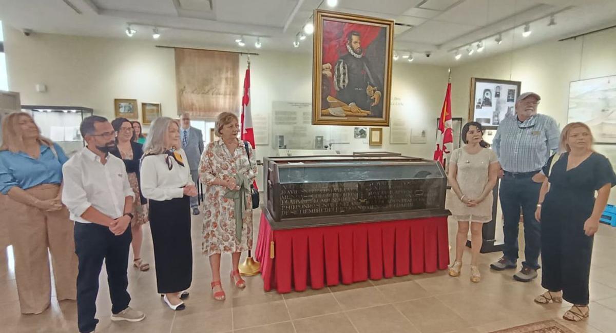 Las autoridades delante del sarcófago de Pedro Menéndez en el Museo Nombre de Dios. | M.M.