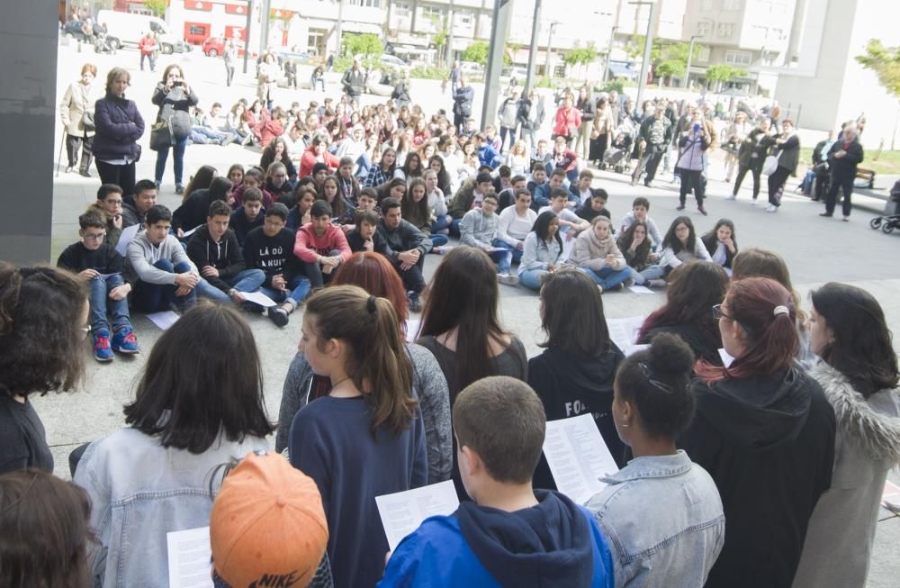 Más de 120 alumnos participan en los conciertos escolares 'Musiqueando 2017' que rindieron homenaje al joven fallecido el mes pasado ahogado en la playa del Orzán.