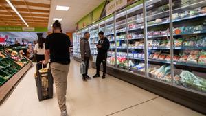 Archivo - Varias personas se quedan en supermercado durante el simulacro del Plaseqta - Plan de Emergencia Exterior del Sector Químicom, en La Canonja, Tarragona, Cataluña (España). Se trata del primer simulacro del Plan de emergencia exterior del sector
