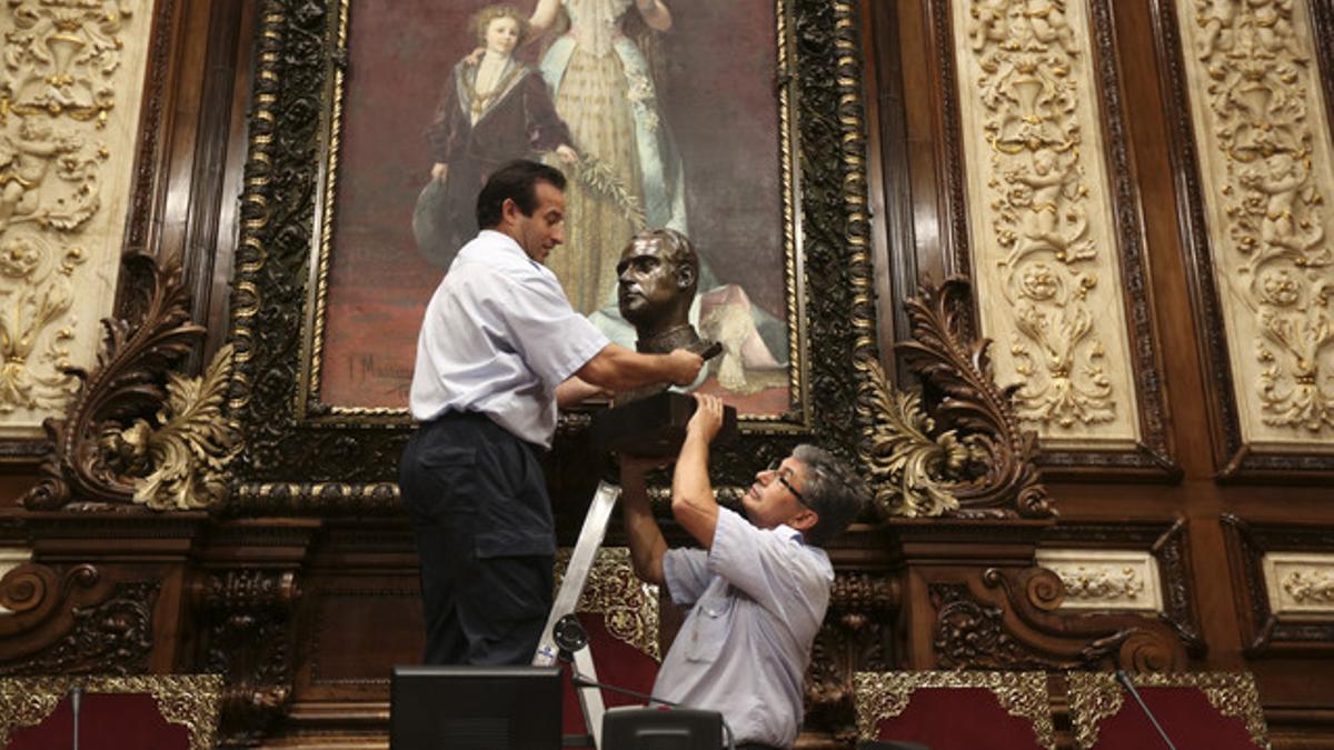 Colau retira el busto del rey Juan Carlos del Ayuntamiento de Barcelona