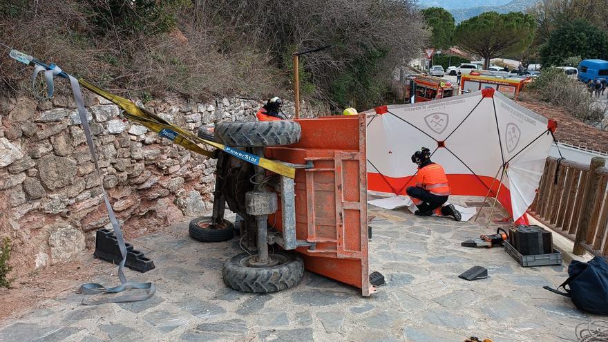 Muere un operario al caerle encima un dúmper en Atajate