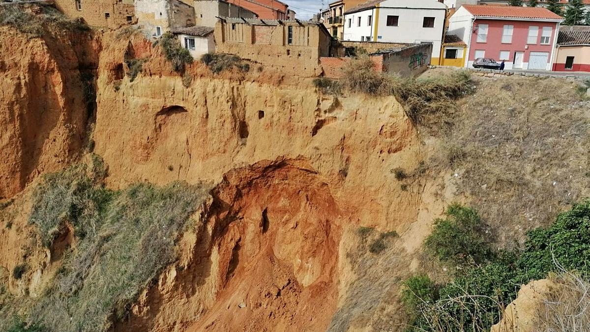 Cesión de terreno detectada en uno de los laterales del barranco natural enclavado en el Puerto de la Magdalena de Toro. | M. J. C.