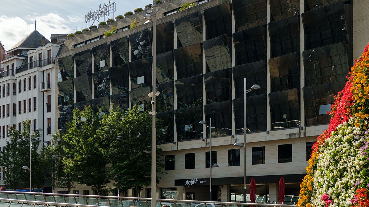 La fachada de The Artist refleja la esencia artística de la ciudad, en diálogo constante con el museo Guggenheim