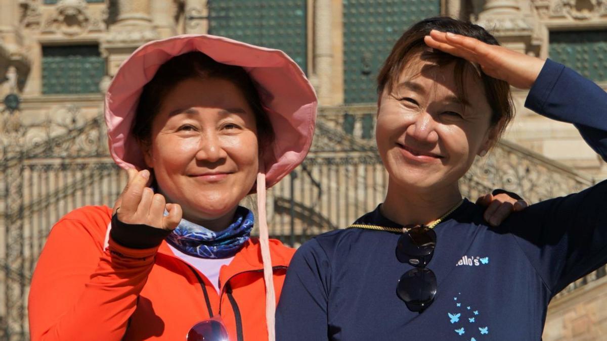 Dos japonesas durante la tarde de este miércoles en el entorno de la Catedral en el Obradoiro.