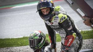 Johann Zarco se interesa por el estado de Franco Morbidelli tras chocar y caerse en el Red Bull Ring.