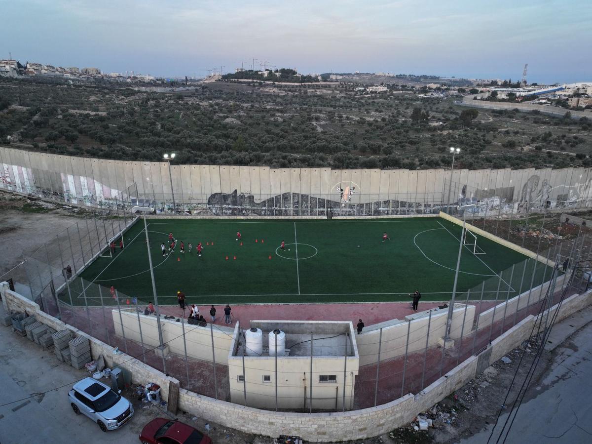 Estadio de fútbol del campamento de refugiados Aida, en Belén.