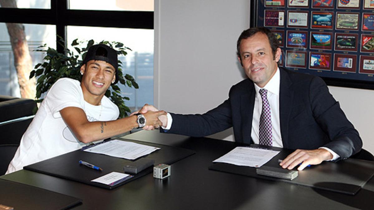 Neymar y Rosell, tras la firma del contrato del delantero brasileño con el Barça