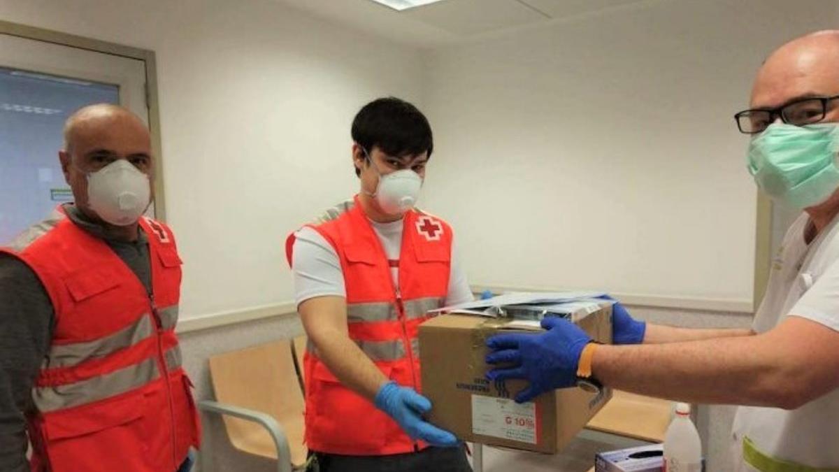 Voluntarios de la Cruz Roja en el Hospital de l'Esperit Sant de Santa Coloma de Gramenet.