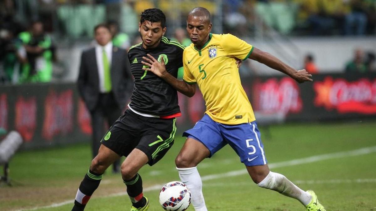 Fernandinho y Corona, en el último amistoso entre Brasil y México
