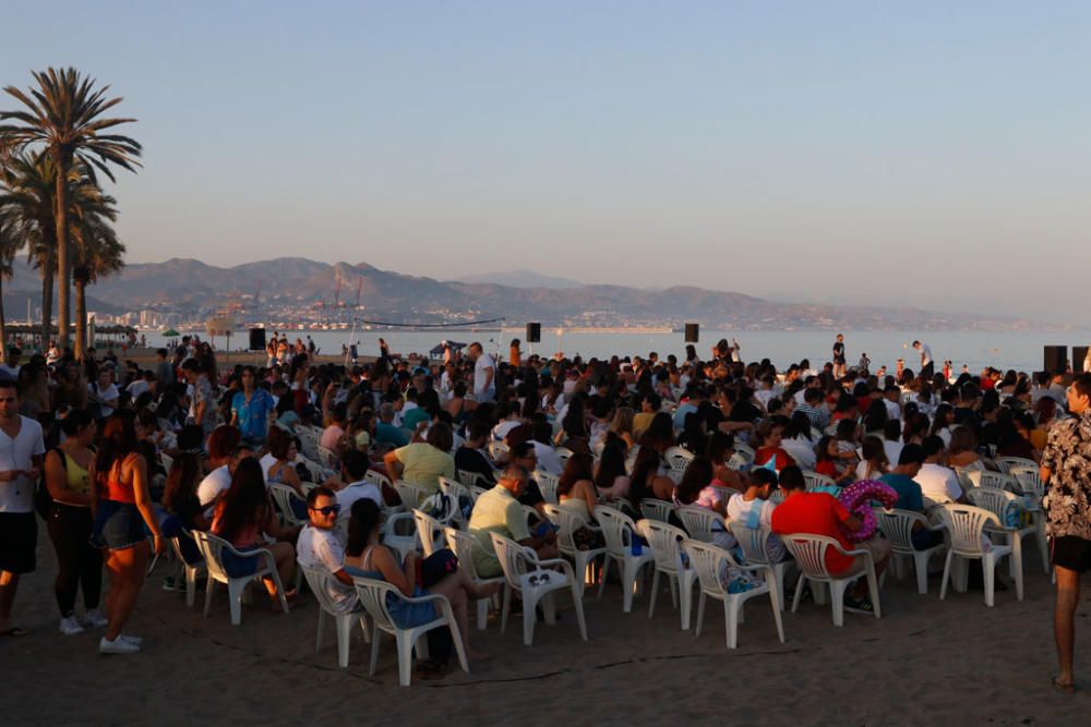 Miles de personas se congregaron en el Cine Abierto de la playa de la Misericordia para ver el estreno de los dos primeros capítulos de La Casa de Papel.