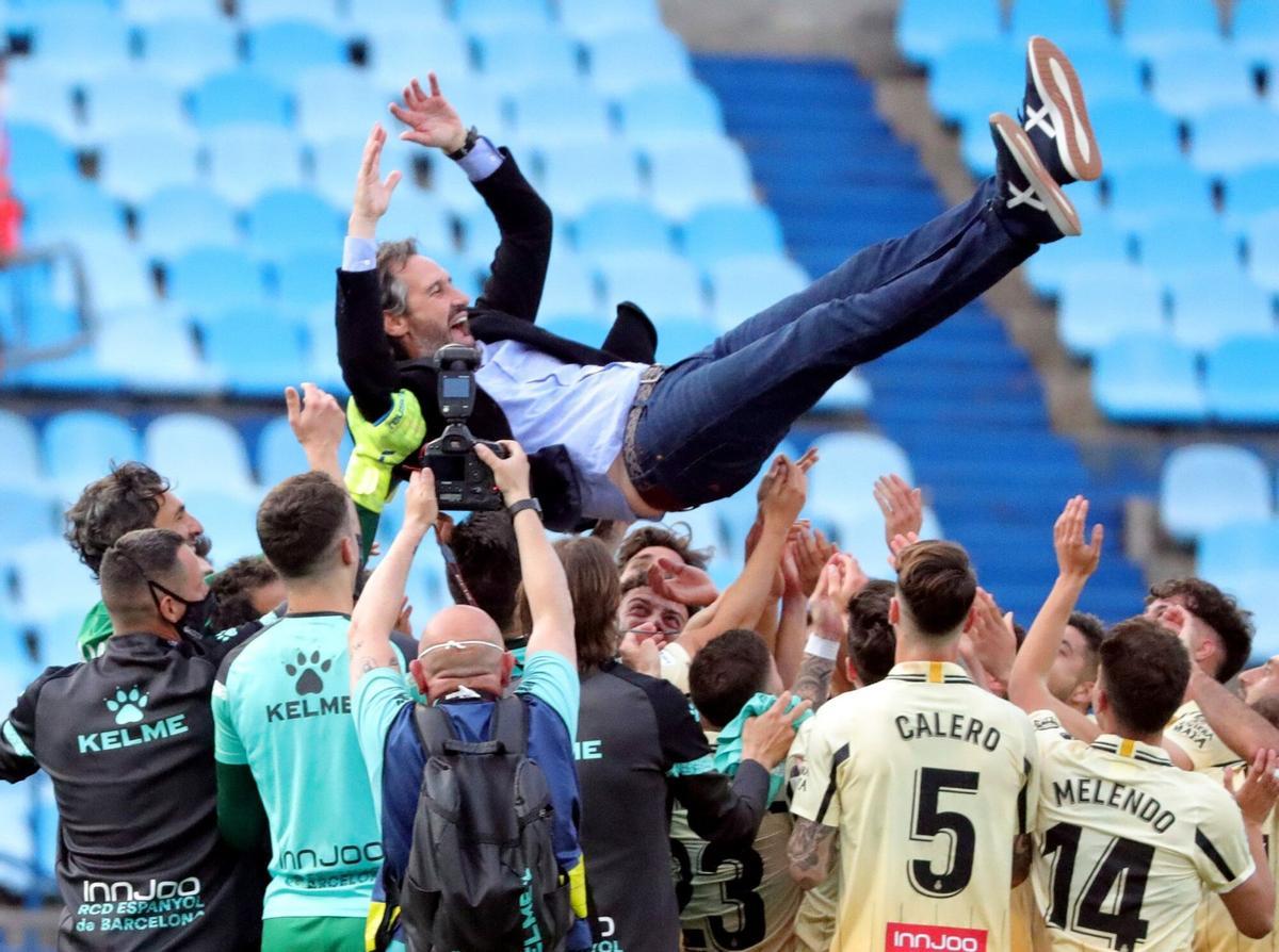 Los jugadores del Espanyol mantean a Vicente Moreno durante la celebración del ascenso logrado en Zaragoza en mayo de 2021.