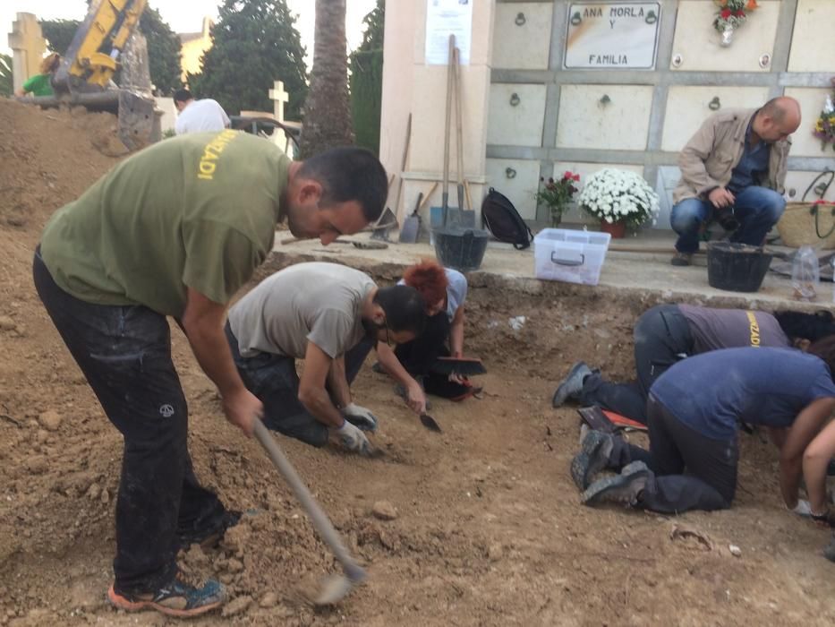 Tareas de exhumación en la fosa de Porreres