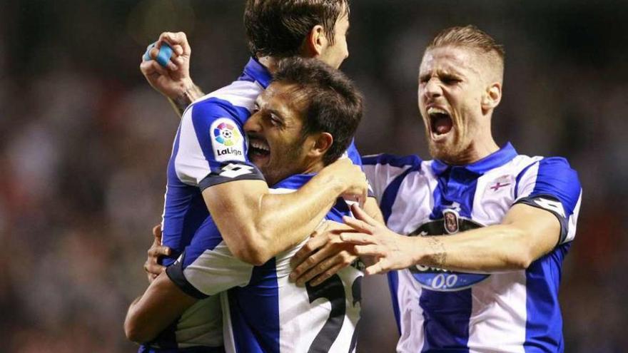 Los jugadores del Deportivo celebran el primer gol, obra del costarricense Celso Borges. // Efe