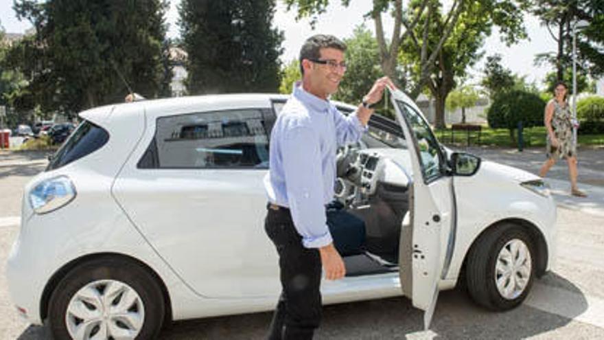 El presidente de la diputación, Jorge Rodríguez, sube al coche eléctrico.