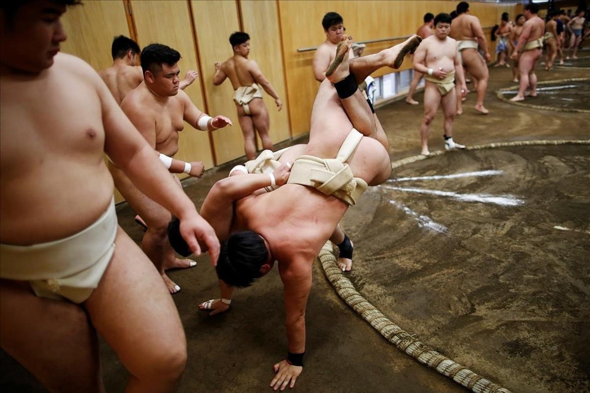 Estudiantes universitarios hacen ejercicio en el club de lucha de Sumo en la Universidad de Ciencias del Deporte Nippon en Tokio, Japón.