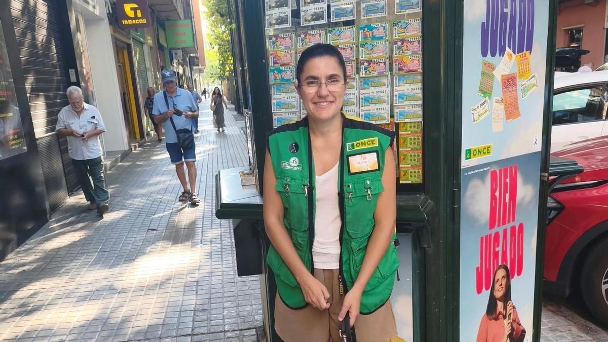 Claudia Martínez en su quiosco de la ONCE en la avenida La Jota de Zaragoza.