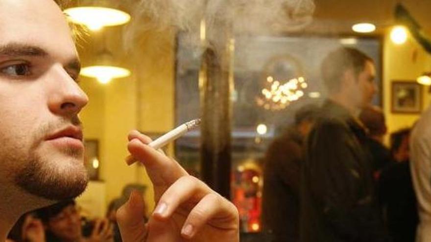 La prohibición de fumar se extenderá a todos los locales a principios de año.