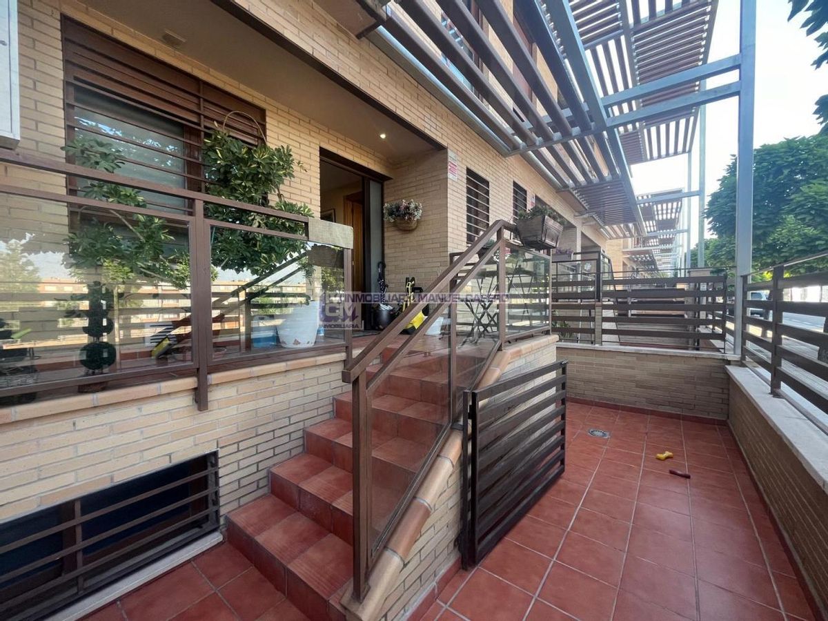 Casa unifamiliar con patio y solárium por 280.000 € en Cáceres el Viejo