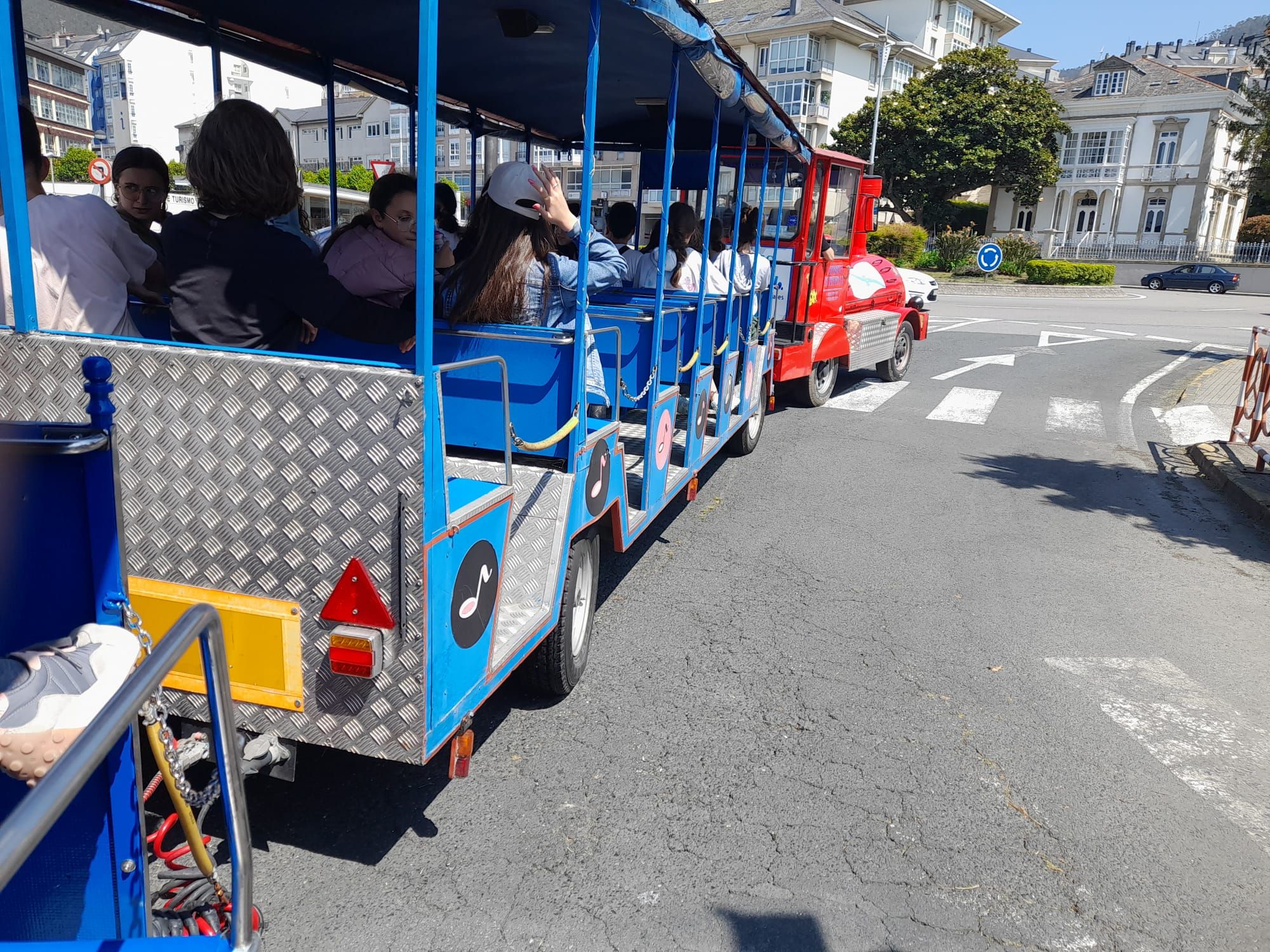 Los estudiantes de Vegadeo se suben al tren para ir a Viveiro