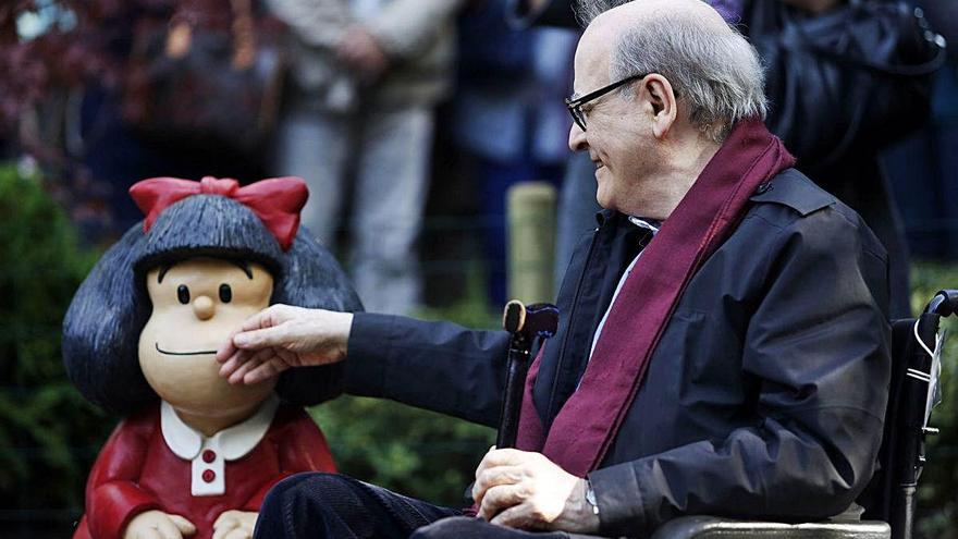 Quino amb una figura de Mafalda, en una imatge del 2014.