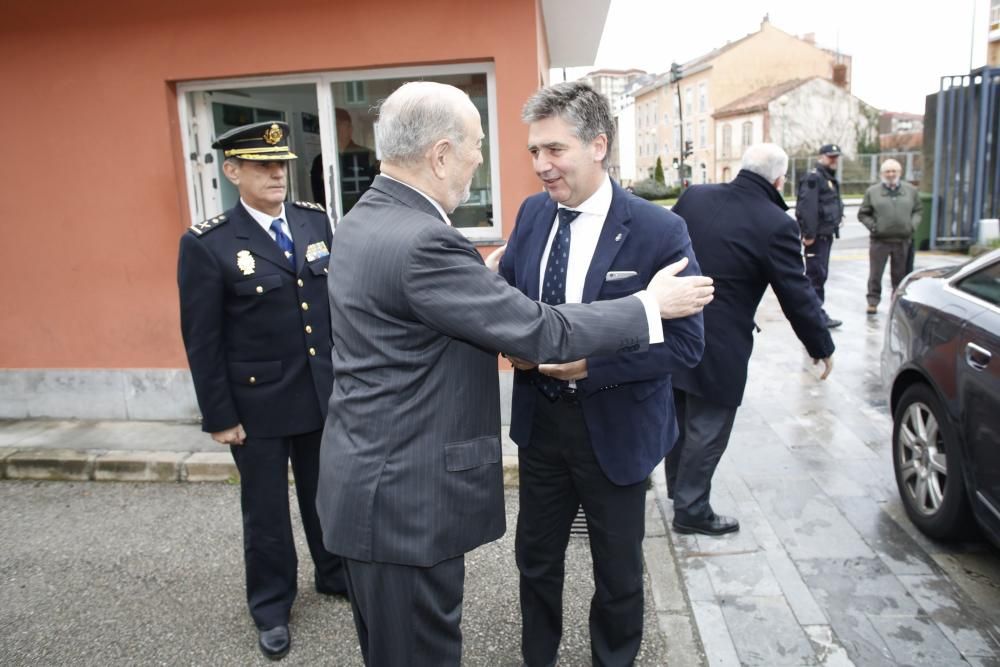 Visita del director general de la Policía, Gabino de Lorenzo y el Jefe Superior de la Policía de Asturias a la comisaría de Policía Nacional de Avilés