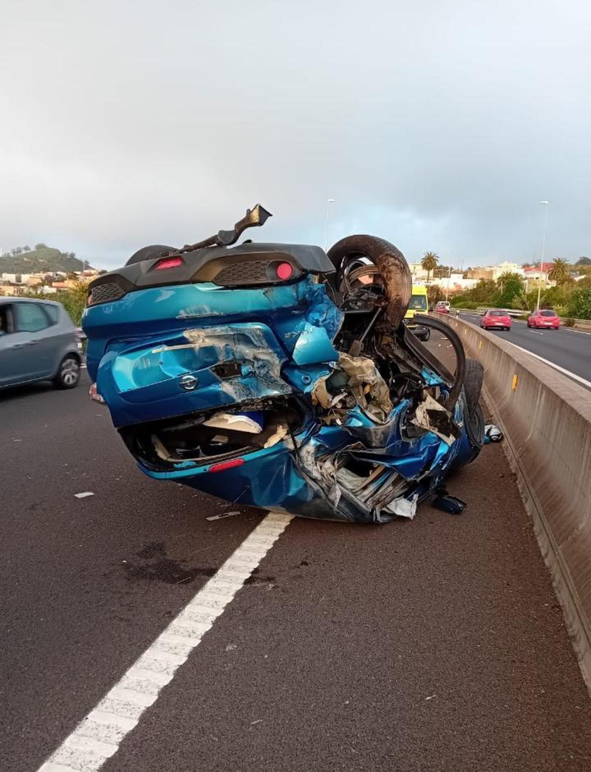 Estado en que quedó uno de los vehículos arrollados por el BMW el Jueves Santo en la autopista del Norte de Tenerife.