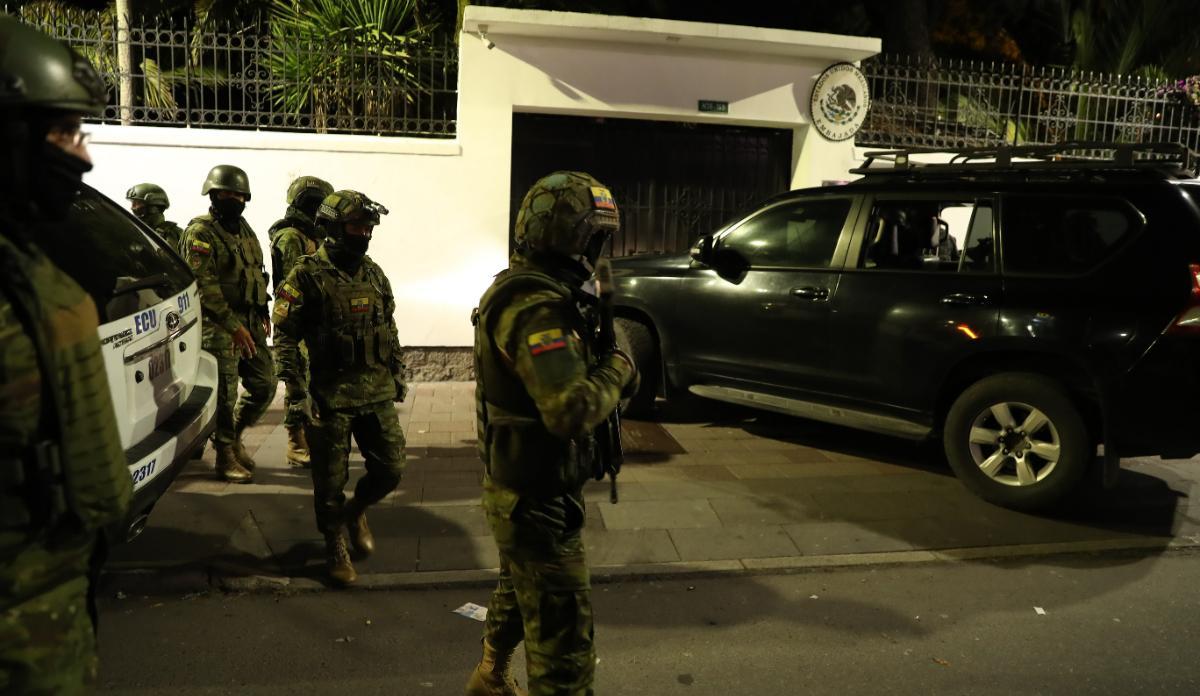 La Policía ecuatoriana entra a la embajada de México para arrestar al exvicepresidente Glas