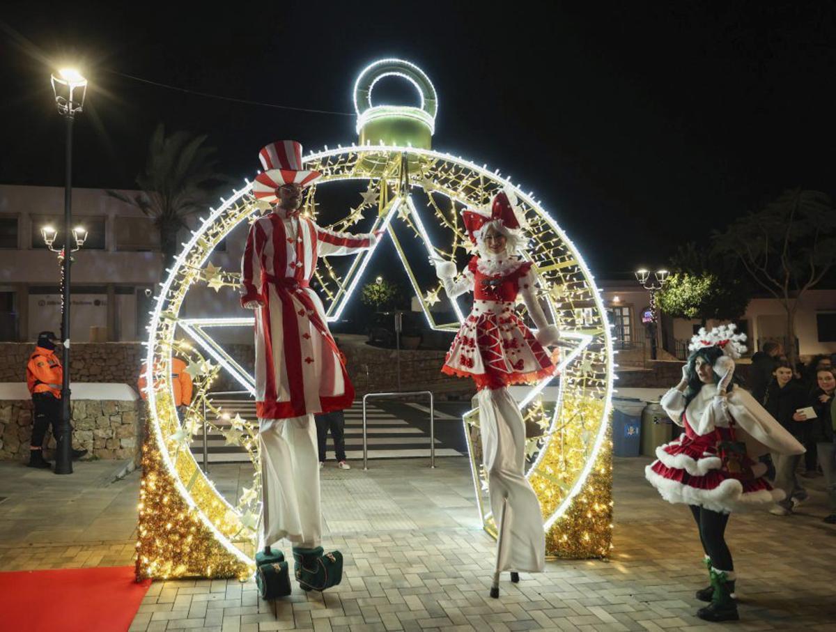 Distintos personajes navideños animaron la noche del encendido. | MARCELO SASTRE