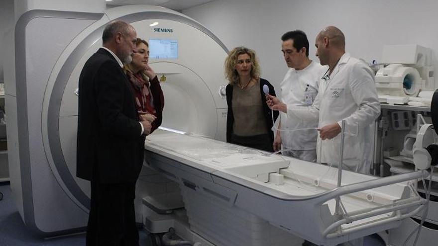 El director del Área de Gestión Este de Málaga, José Pinazo, la delegada de Salud, Ana Isabel González, y la alcaldesa de Nerja, Rosa Arrabal, visitan el equipo de resonancia nuclear magnética instalado en el hospital de la Axarquía, en Vélez Málaga.