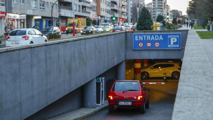 Entrada al parking de la avenida de Castelao.