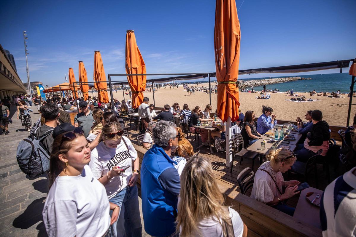 Ambiente de verano en las playas de Barcelona por Semana Santa