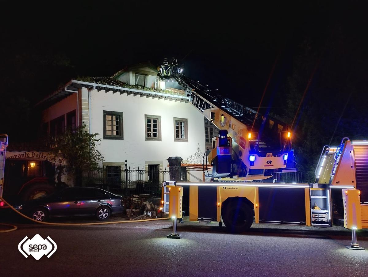 Un incendio de madrugada calcina el tejado y la planta superior de una casa en Villaviciosa.