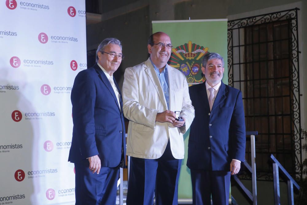 La entrega se realizó en el transcurso de la cena anual del Colegio de Economistas de Alicante.