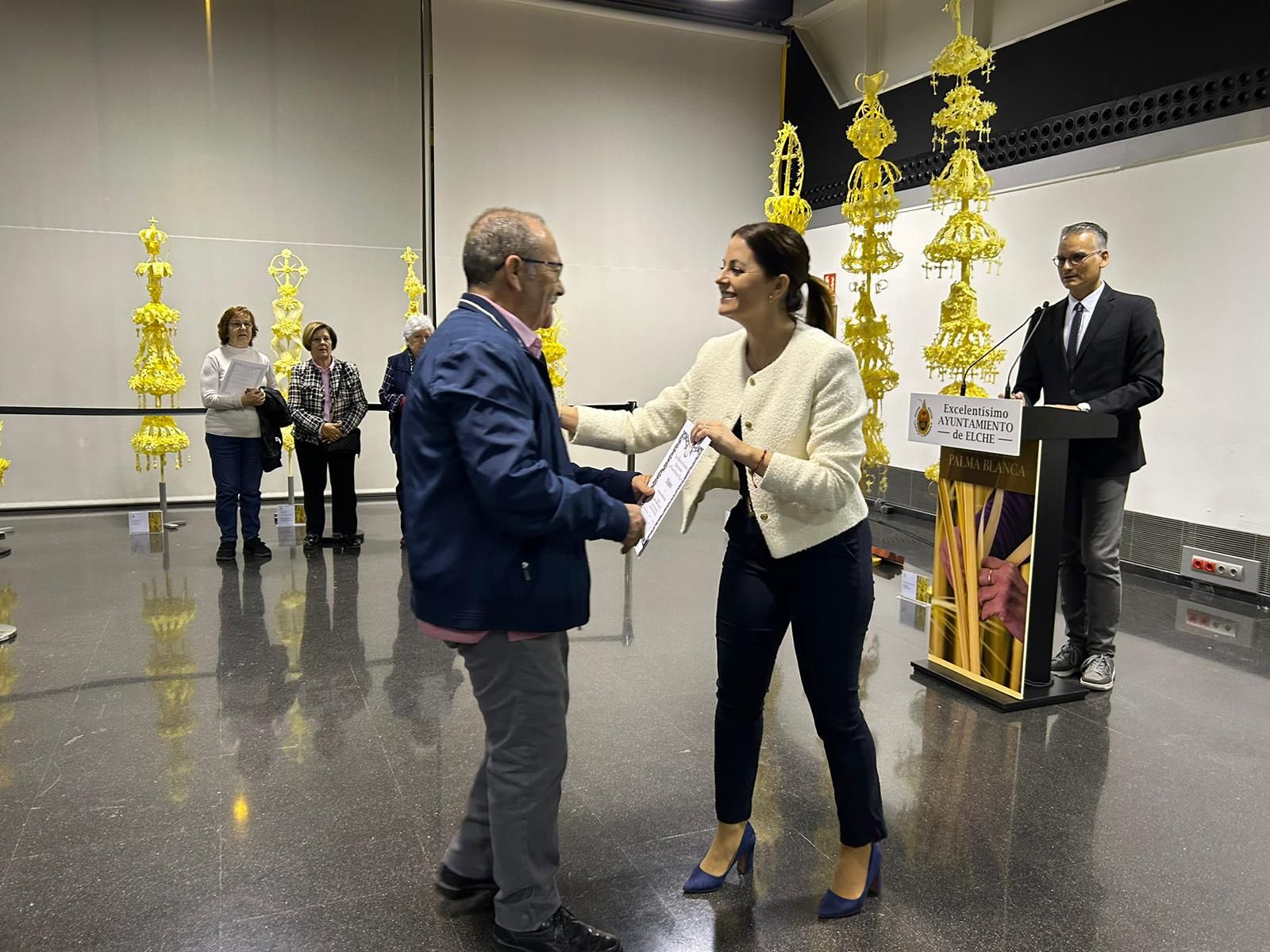 Así son las palmas blancas que se llevan el premio de artesanía en Elche