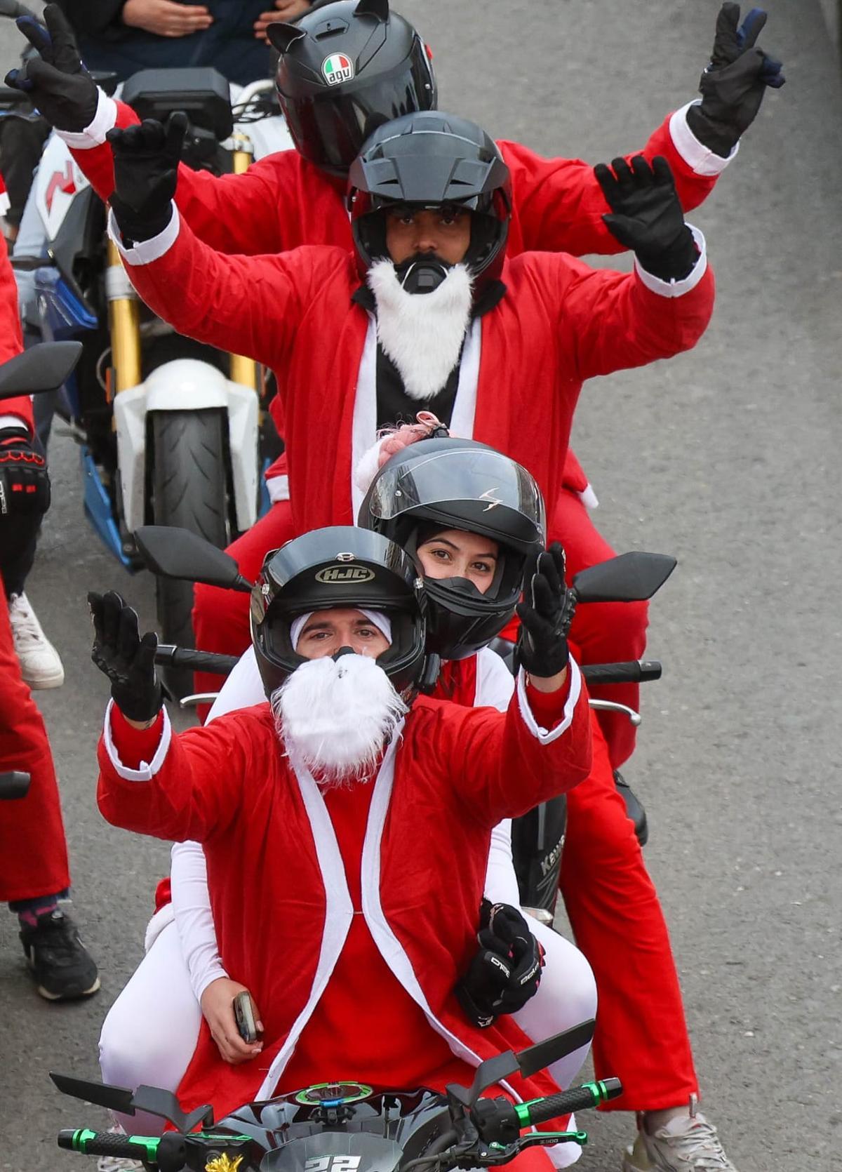 'Papanoelada' motera recorre las calles de València
