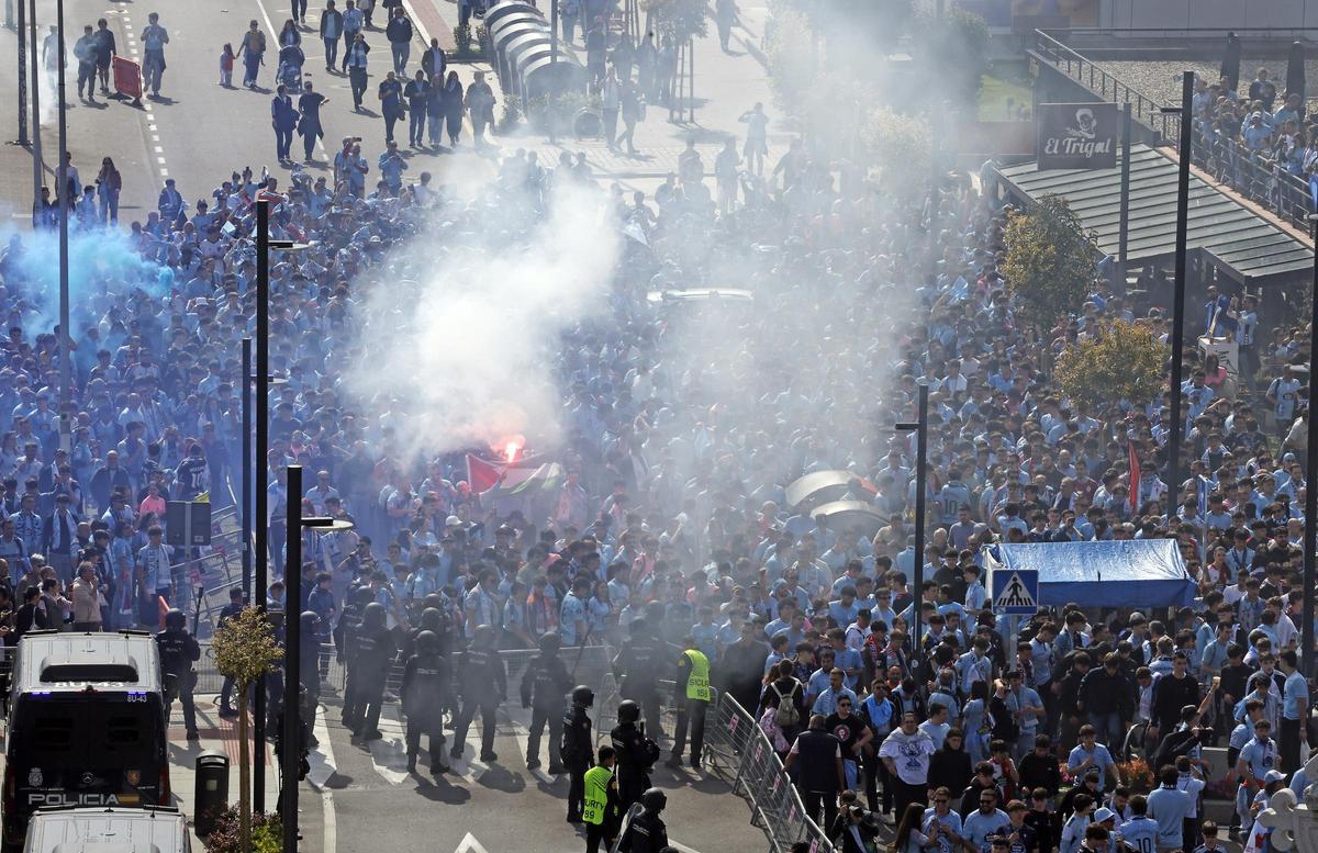 Balaídos se prepara para el Celta-Friburgo: miles de aficionados llegan al estadio en la previa