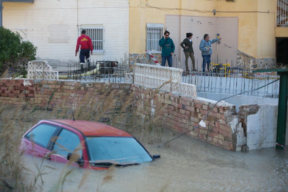 Tres edificios de la playa de San Juan siguen anegados y 120 viviendas sin luz ni agua