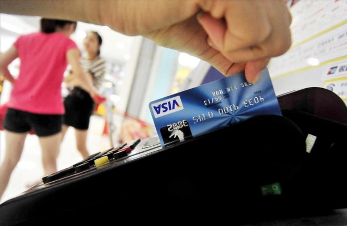 fcasals13638930 a chinese man swipes his credit card in beijing on160119163549 fcasals13638930 a chinese man swipes his credit card in beijing on160119163549